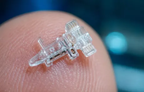 Micro-injection-moulded component on a finger